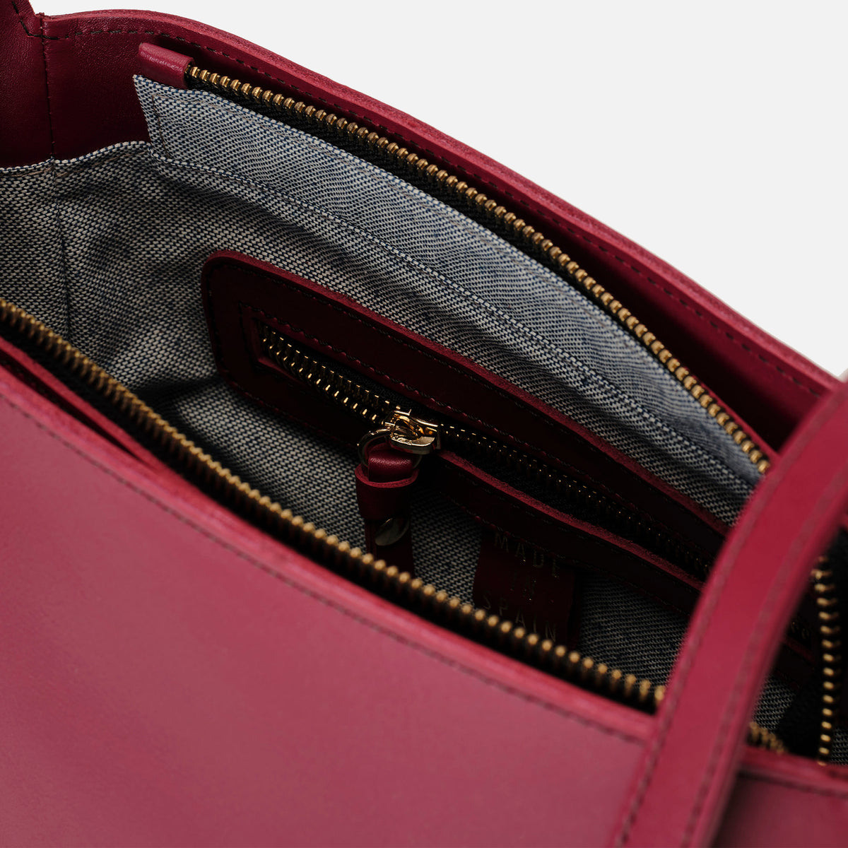Bolso bandolera de piel Quentin color rojo lipstick, de Mercules