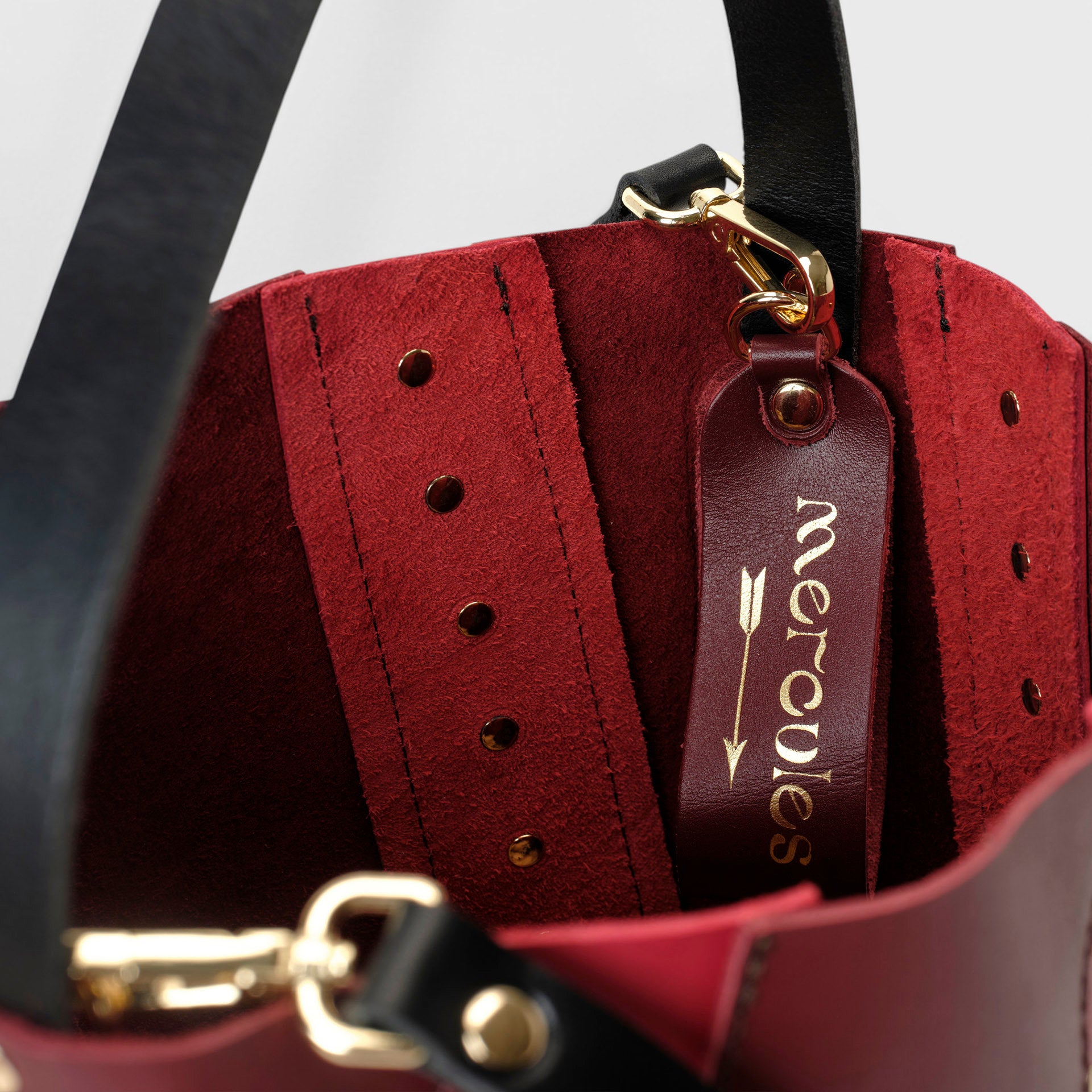 Bucket Twist Burgundy y Lipstick