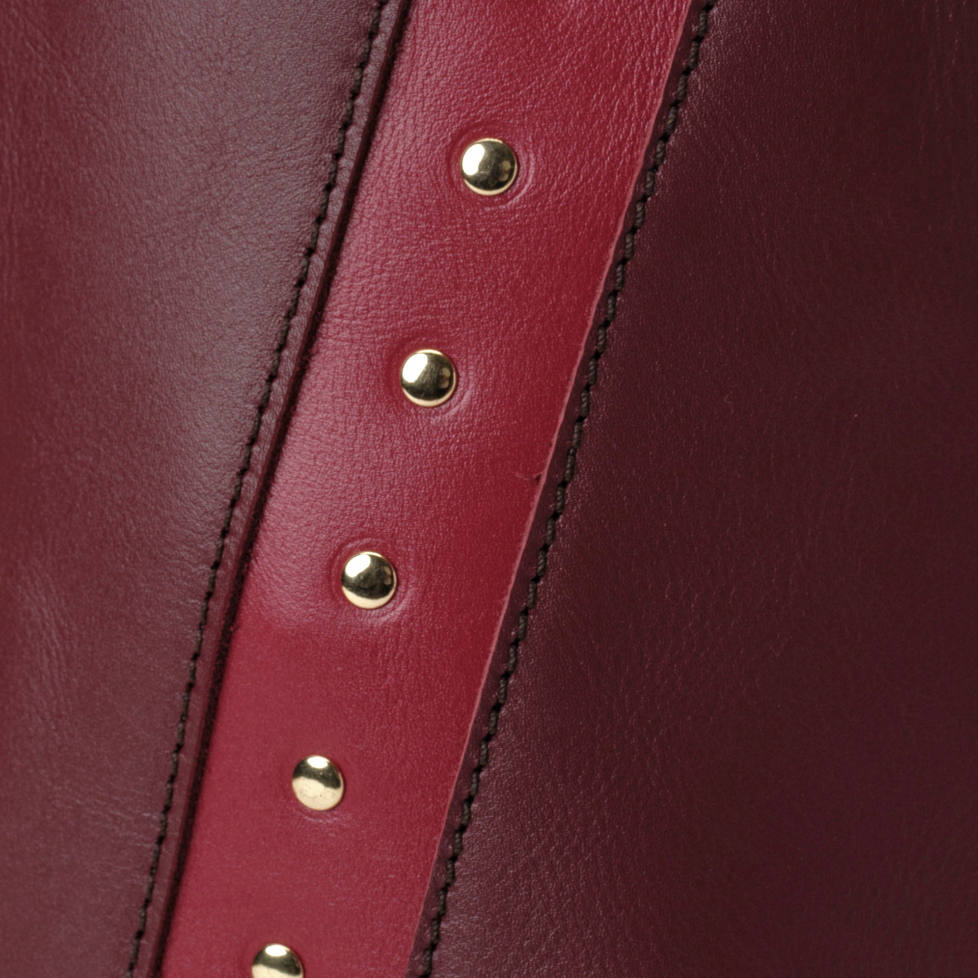 Bucket Twist Burgundy y Lipstick