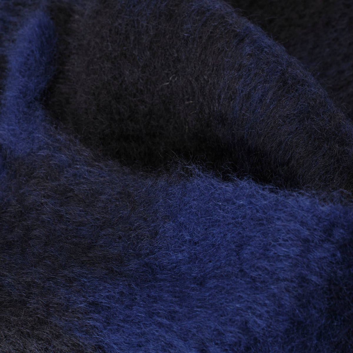 Otra vista: bufanda de mohair de cuadros azul y negro con flecos, de Mercules