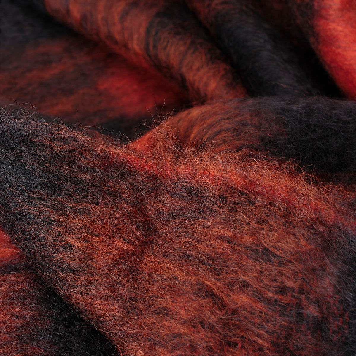 Otra vista: bufanda de mohair de cuadros rojo y negro con flecos, de Mercules