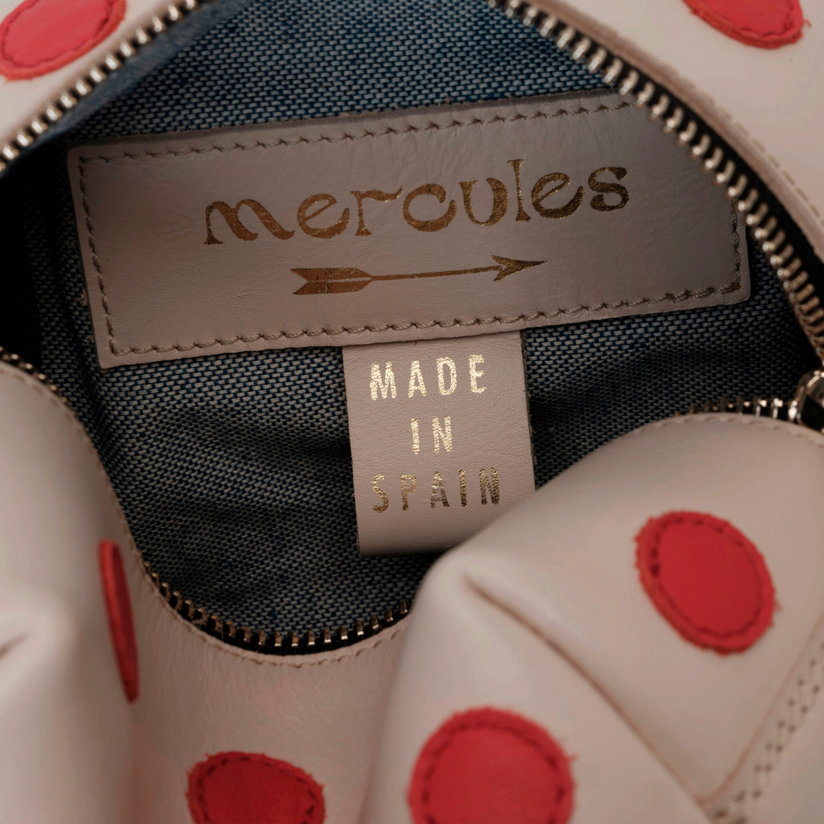 Dado Blanco y Rojo de Mercules – bolso de piel con forma de dado blanco con puntos rojos, vista 7