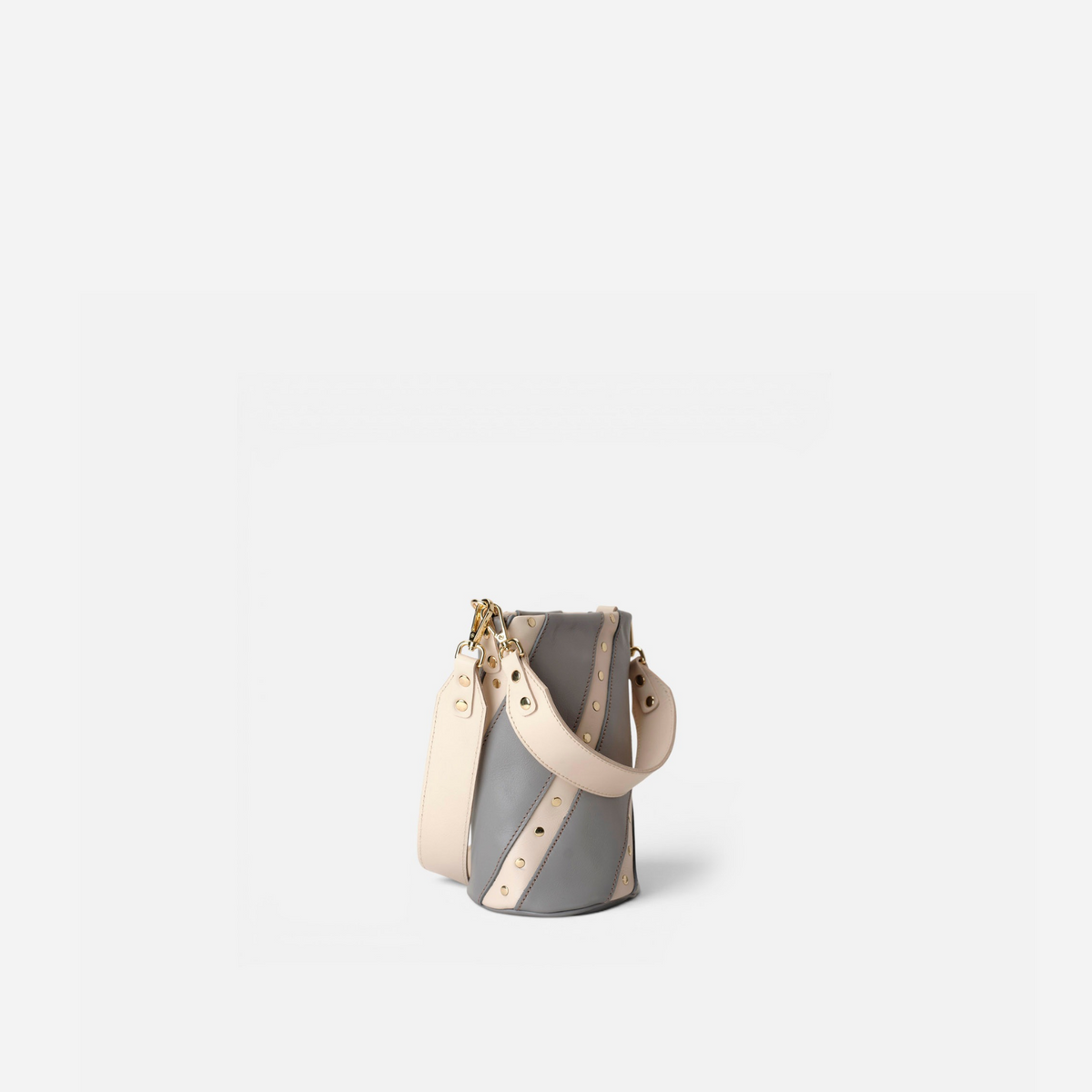 Bolso pequeño con tachuelas Candy Twist color gris y hueso, de Mercules