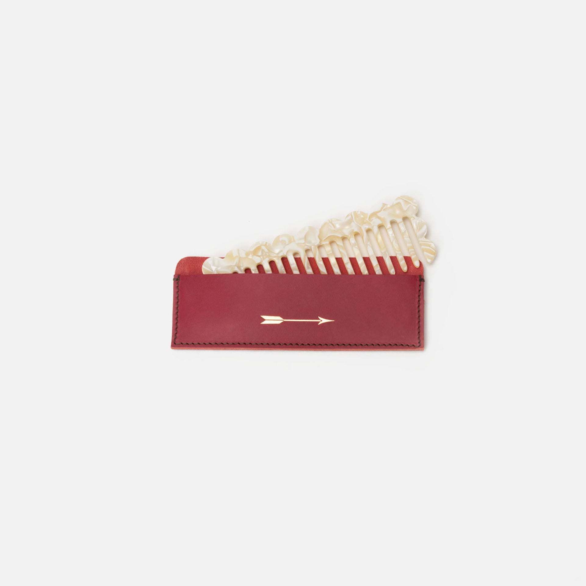 Peine con funda de piel roja