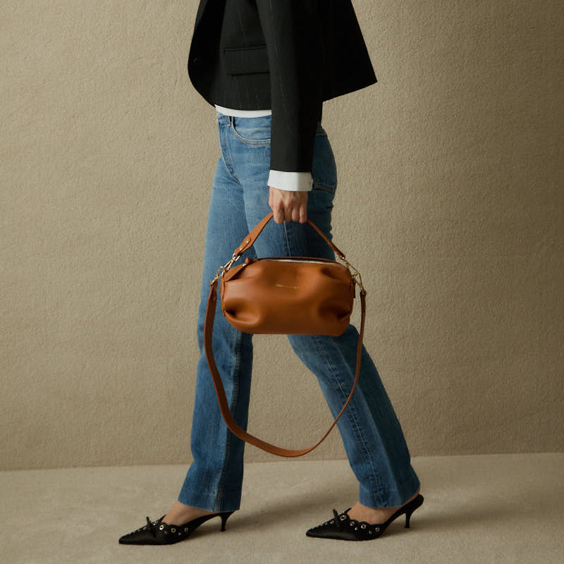 Wasp Large oval leather bag in cognac, by Mercules
