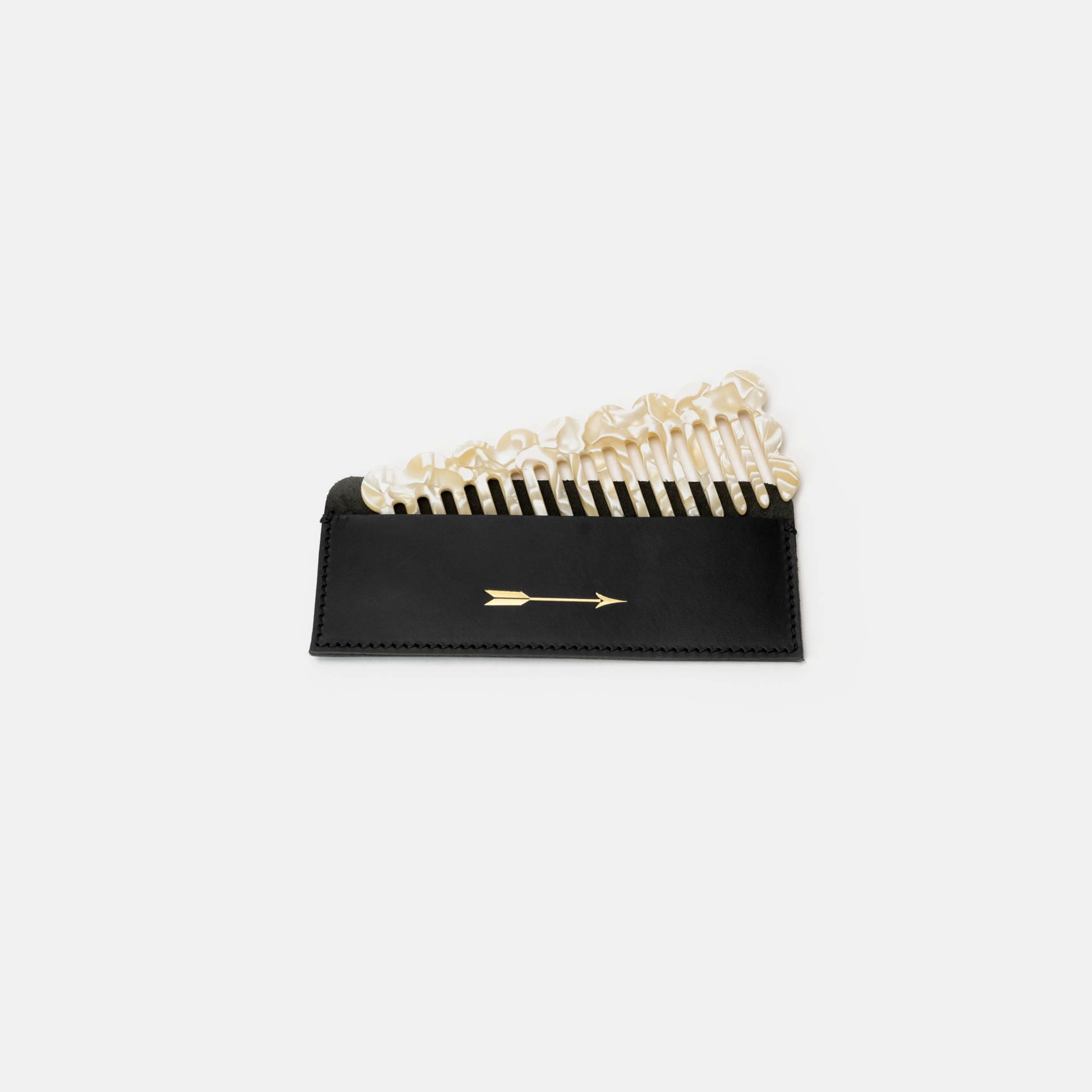 Peine con funda de piel negra
