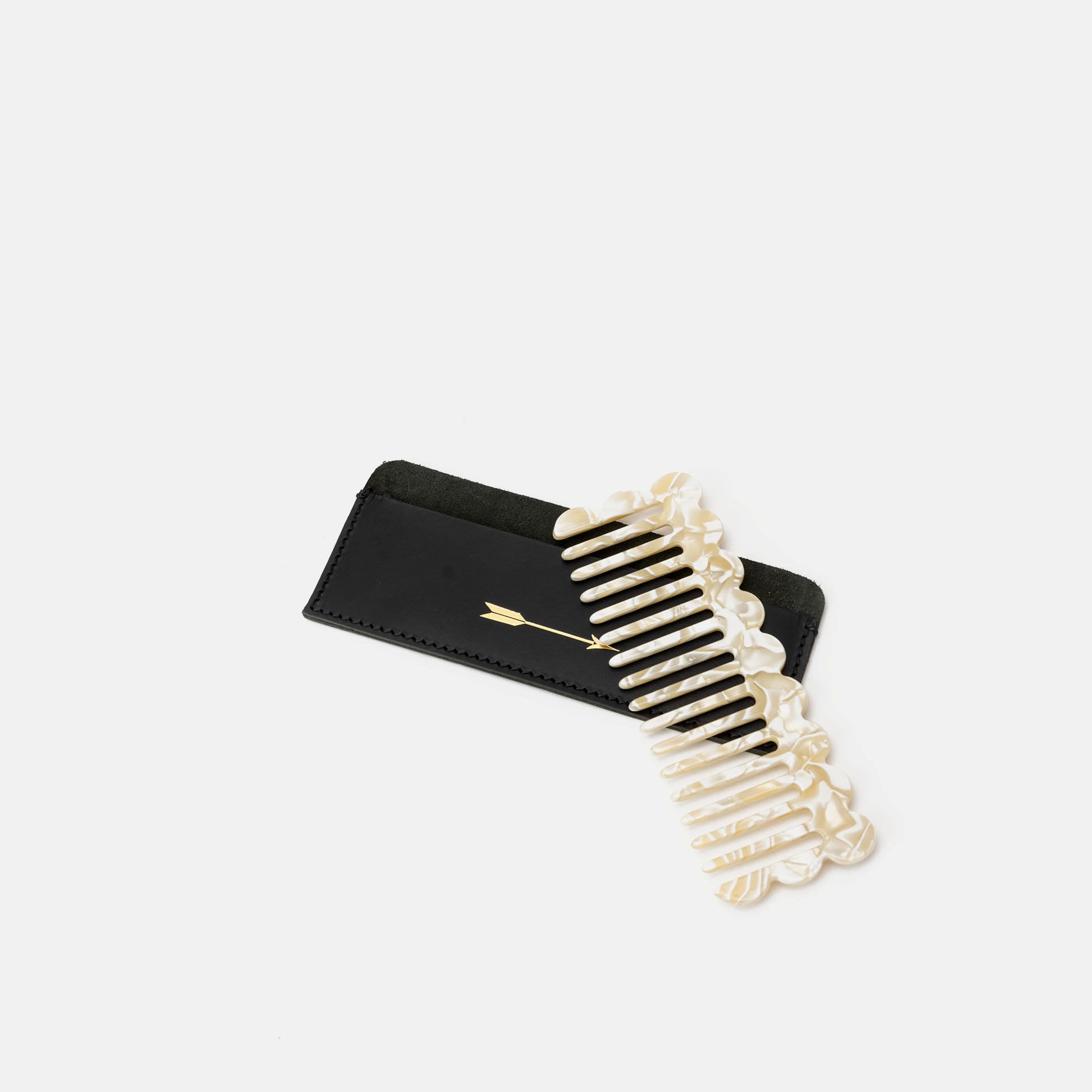 Peine con funda de piel negra