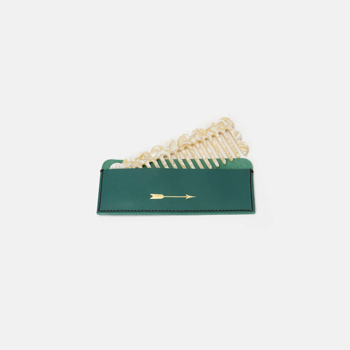 Peine con funda de piel verde