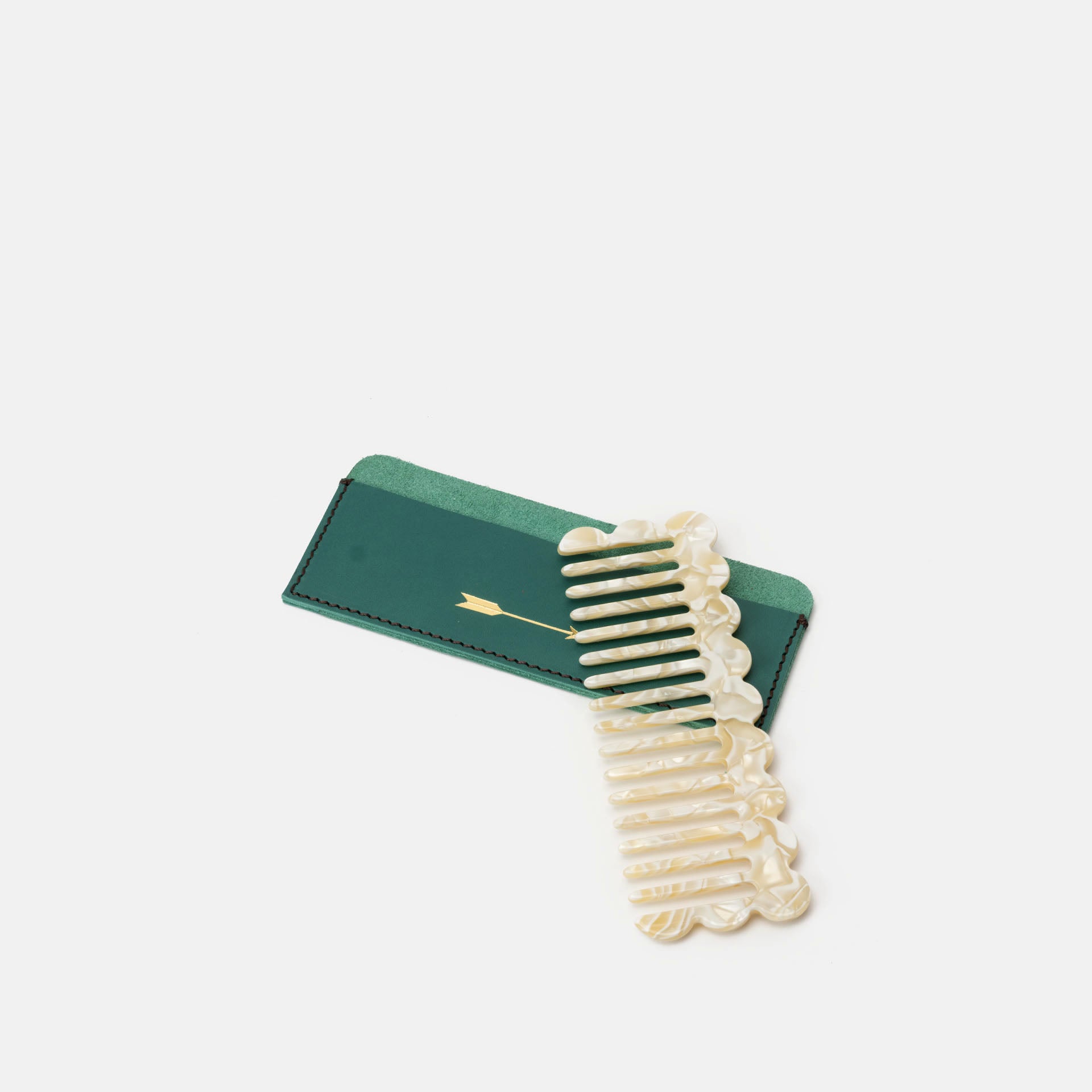 Peine con funda de piel verde